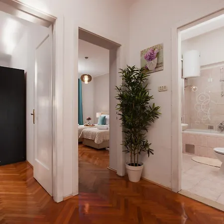 Apolon - In The Center Of Old Town * Σπλιτ