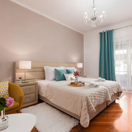 Apolon - In The Center Of Old Town Σπλιτ